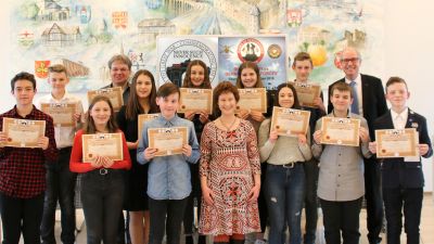 Für Frieden auf der Welt - Landrat Manfred Müller zeichnete im Paderborner Kreishaus Schülerinnen und Schüler der Gesamtschule Elsen für ihre Friedensaktion aus